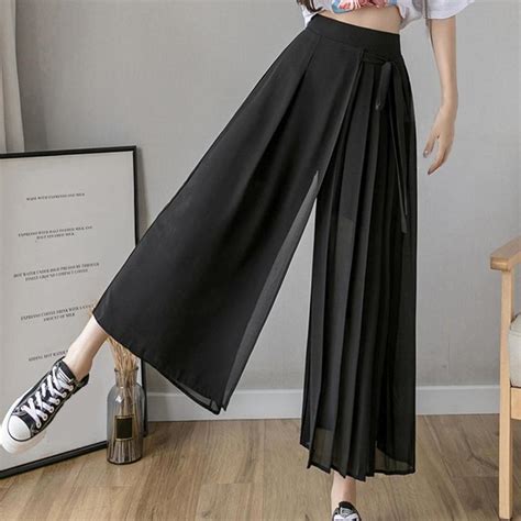Dámska nohavicová sukňa s ozdobným gombíkom