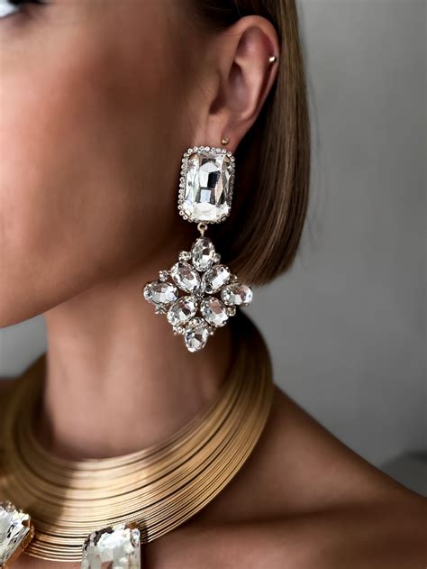 Veľké náušnice k vlnitým vlasom