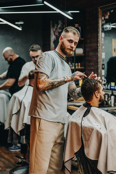 Štýlový muž v barber shope