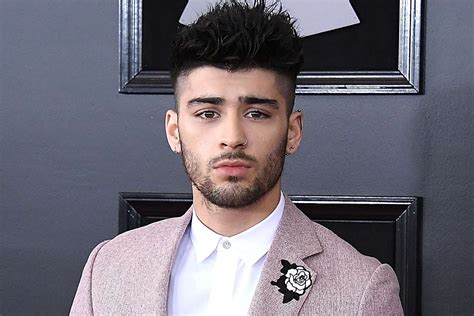 Zayn Malik s platinovými vlasmi a tmavými korienkami
