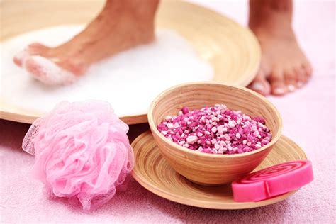 Ilustrácia domáceho kúpeľa na nohy s bylinkami a soľou