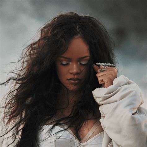 Rihanna s rôznymi krátkymi účesmi