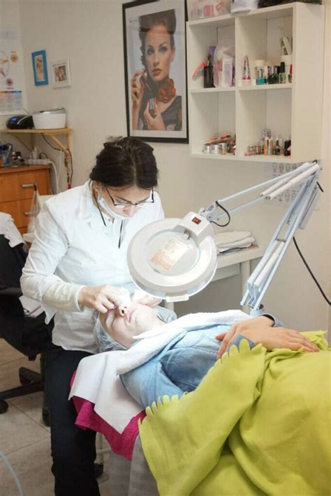 Žena pri kozmetickom ošetrení