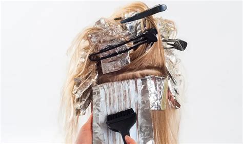 Ilustrácia prípravy henny na farbenie vlasov