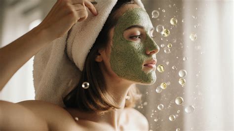 Žena si aplikuje masku na vlasy