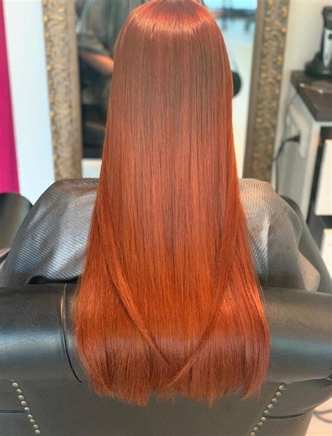 Žena s rôznymi farbami vlasov