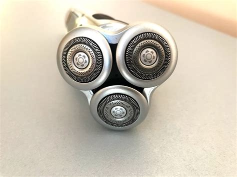 Hlava holiaceho strojčeka s 3D výkyvom