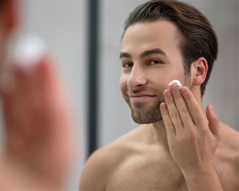 Muž v kaderníctve si dáva upravovať fúzy