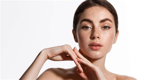 mladá žena s dlhými riasami a hustým obočím