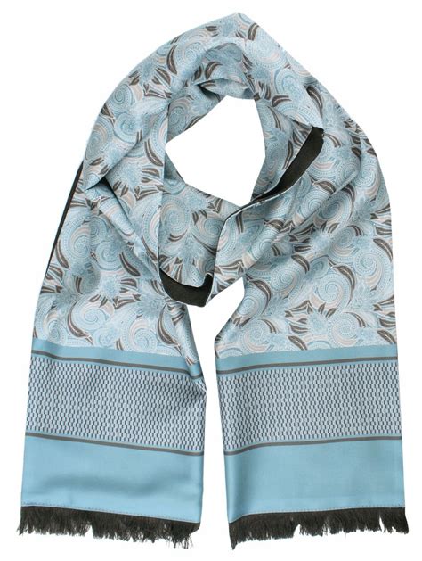 Detail tweedového kabátu s orientálnym vzorom