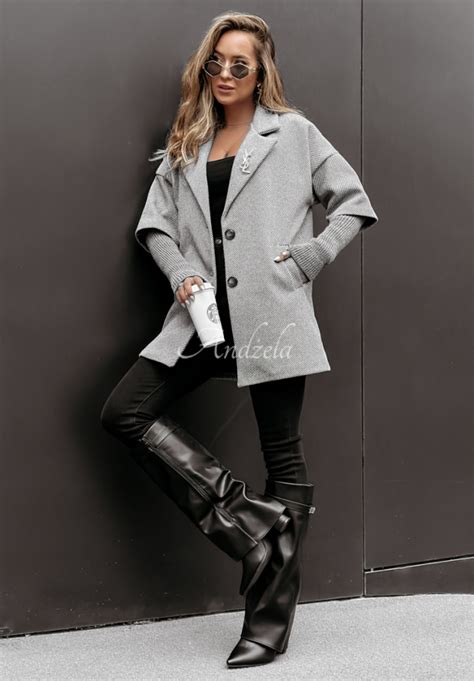 Detail dámskeho kabáta s golierom a vreckami