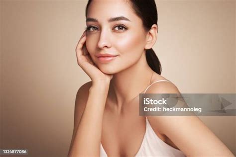 Štýlová fotografia ženy s hladkou pokožkou