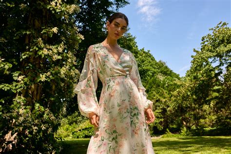 Kolekcia rôznych spoločenských outfitov pre ženy