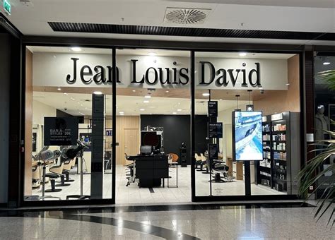 Andrea, majiteľka salónu Jean Louis David