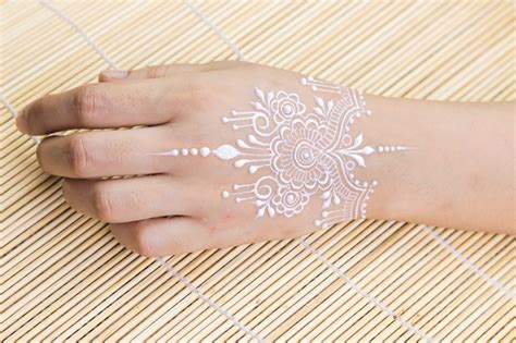Henna tetovanie na mužskej ruke