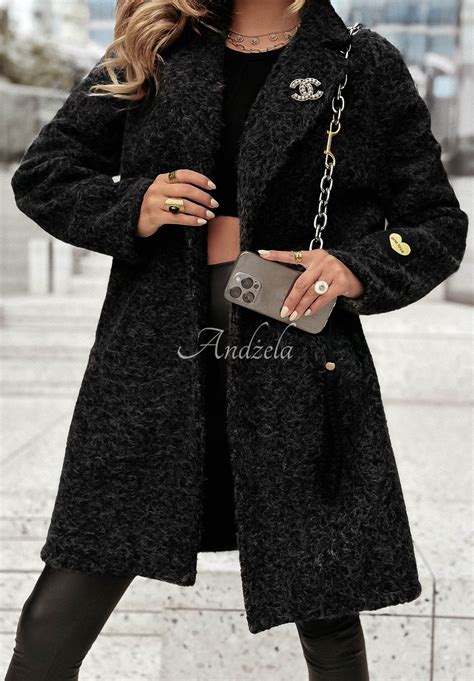 Dámske čierne kabáty rznych strihov