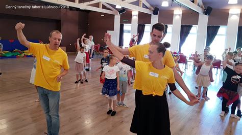 Chlapec s účesom pre európsky tanečný program