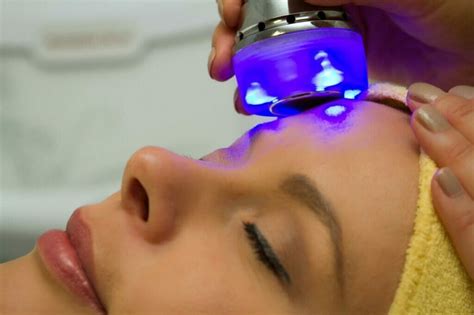 Žena pri kozmetickom ošetrení tváre