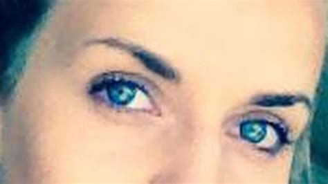 Blondínka s modrými očami a jemným obočím