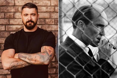 Muž s tetovaním henou na ruke