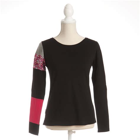 Asymetrický střih s barevným rukávem