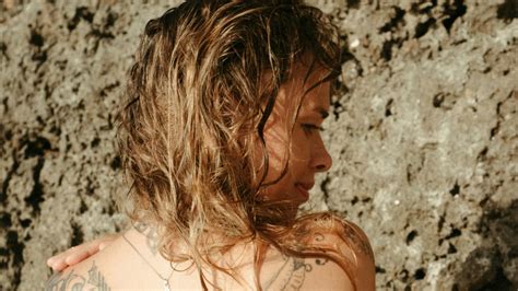 Ilustrácia znázorňujúca rozdiel medzi suchými, vlhkými a mokrými vlasmi