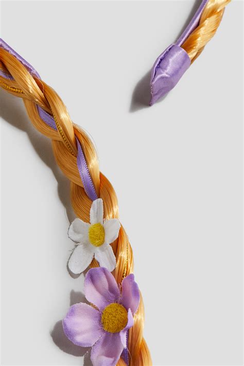 Ilustrácia účesu s efektom oholeného chrámu a vrkočom