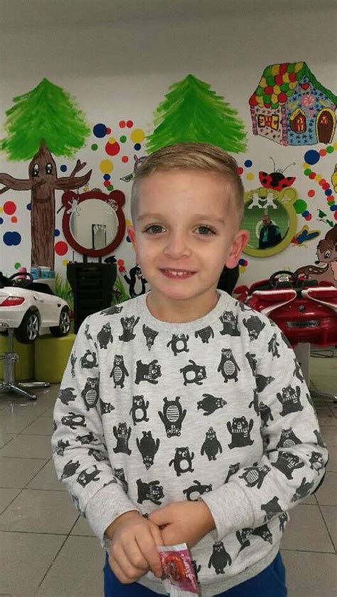 Interiér detského kaderníctva s autíčkami