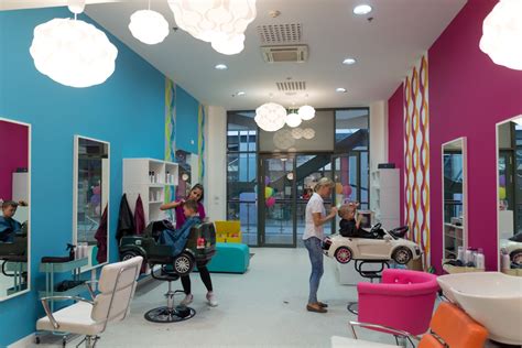 Detské kaderníctvo s hračkami a kreslami v tvare autíčok