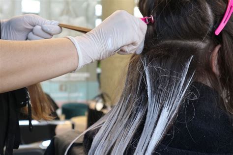 Kaderníčka pri práci s vlasmi