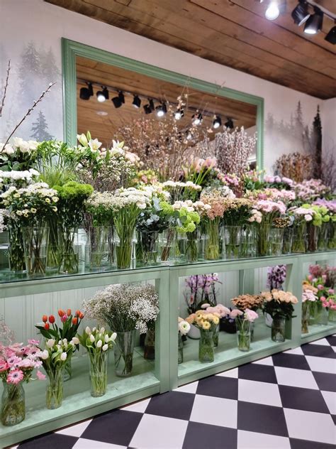 Žena pracujúca v kvetinárstve