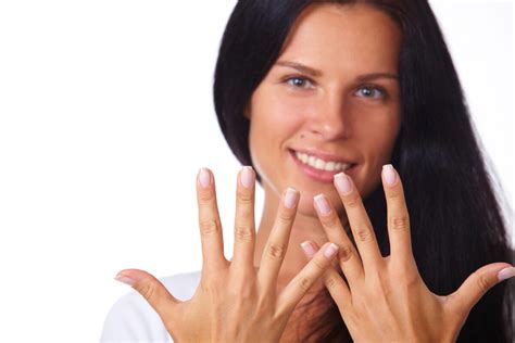 Štýlová žena s upravenými nechtami