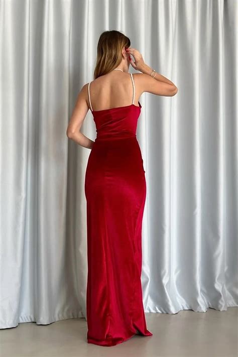 Detail zamatovej látky bordových šiat