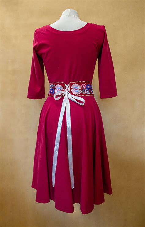 Bordové šaty so zlatými a tyrkysovými doplnkami