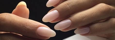 Detail ženskej ruky s profesionálne urobenou manikúrou