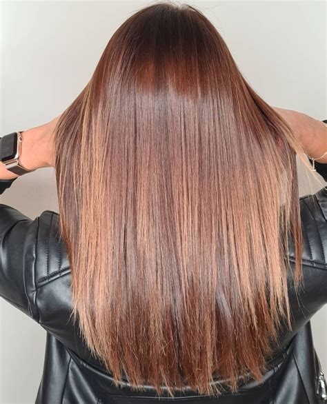 žena si rozčesáva dlhé, lesklé vlasy