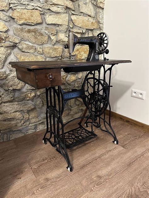 Ilustračná fotografia šijacieho stroja a potrieb