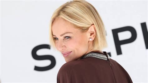 Žena s moderným bob účesom