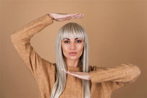 žena s okuliarmi a rovnou ofinou