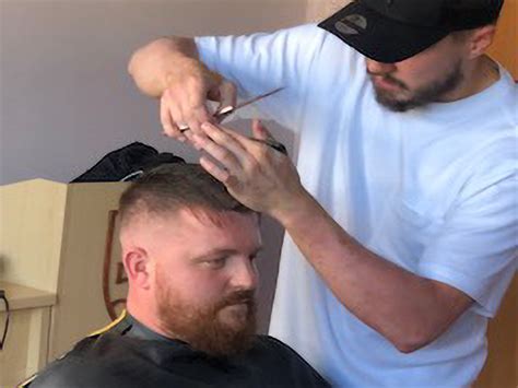 Ilustrácia pánskeho strihu v barbershope