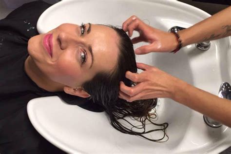 Obrázok kaderníka aplikujúceho melír