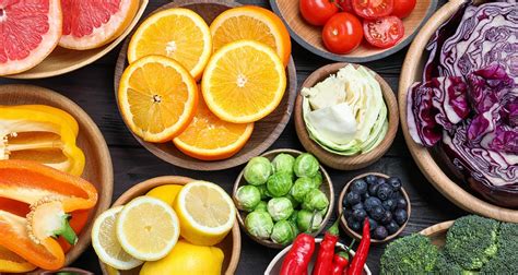 Obrázok s rôznymi potravinami bohatými na vitamíny a minerály prospešné pre rast vlasov a obočia