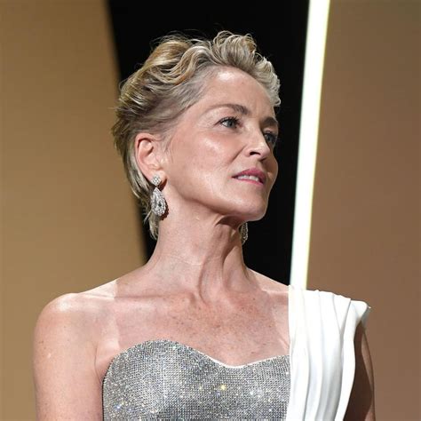 Sharon Stone má ultratrendový krátky zostrih v štýlových špirálach.