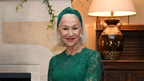 Helen Mirren. Ženský vlnitý styling založený na krátkom bobe.