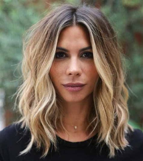 Stredne dlhý blond účes s melírom