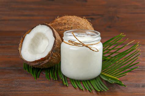 kokosový olej vo fľaštičke a na vlasoch