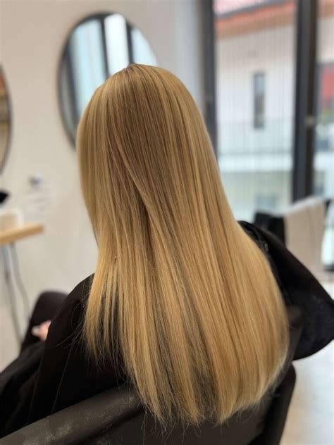 Žena s dlhými zlatými blond vlasmi