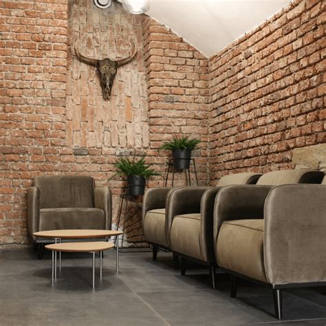 Interiér moderného barber shopu s pohodlnými kreslami