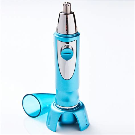 Ergonomicky tvarovaný zastrihávač chĺpkov v ruke