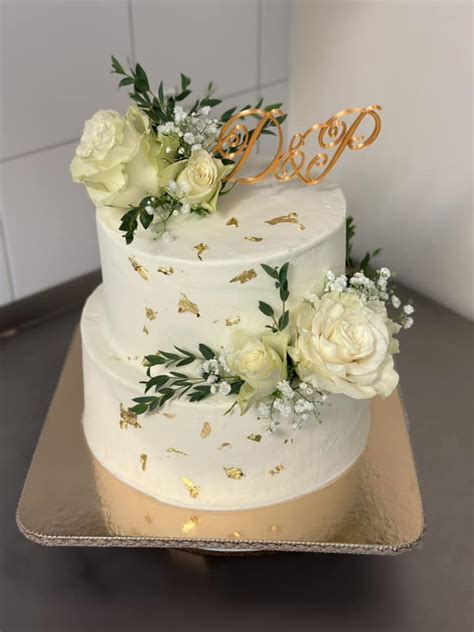 Svadobná torta zdobená slnečnicami